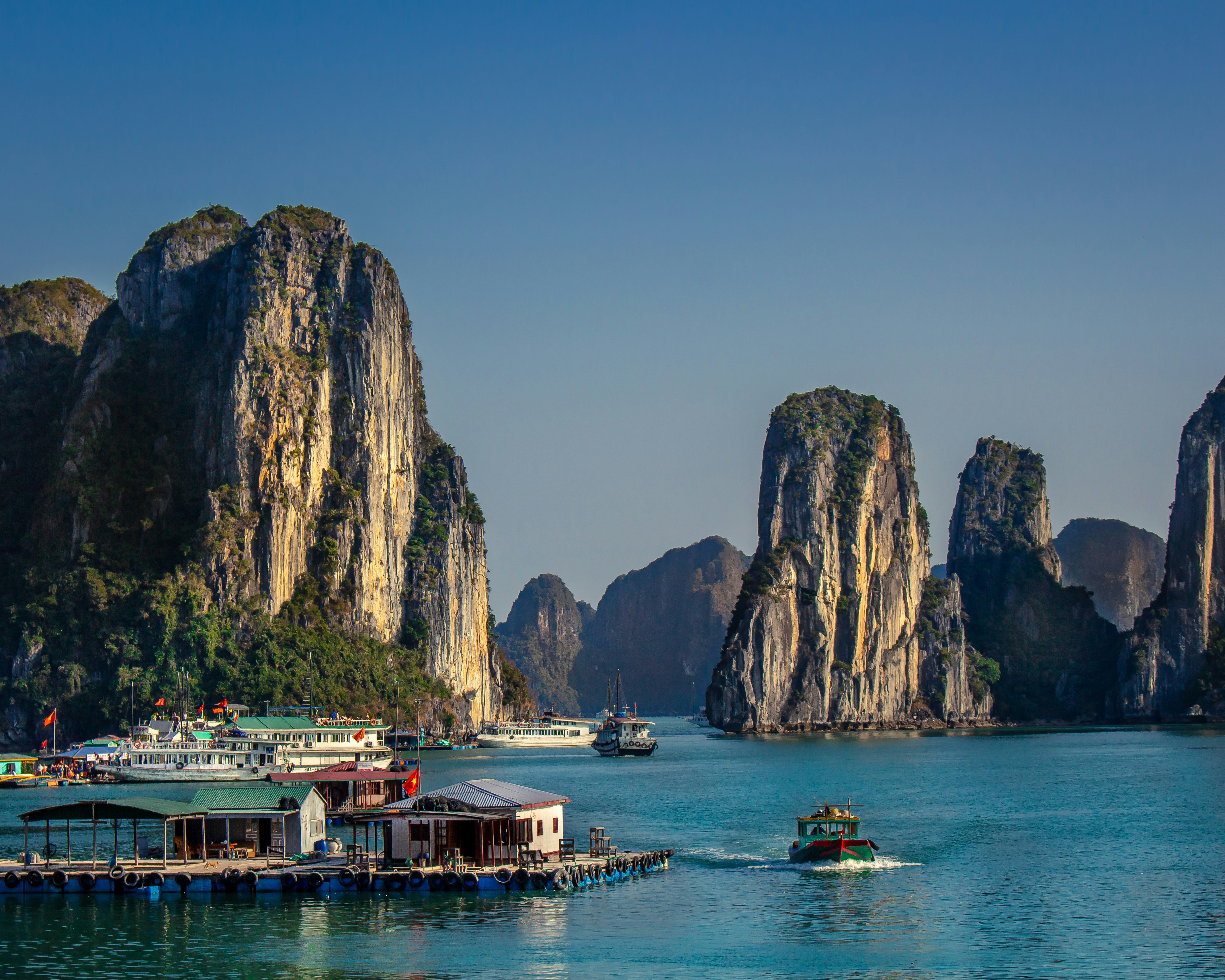 Best months for a Ha Long Bay cruise wedding (weather + comfort guide)
